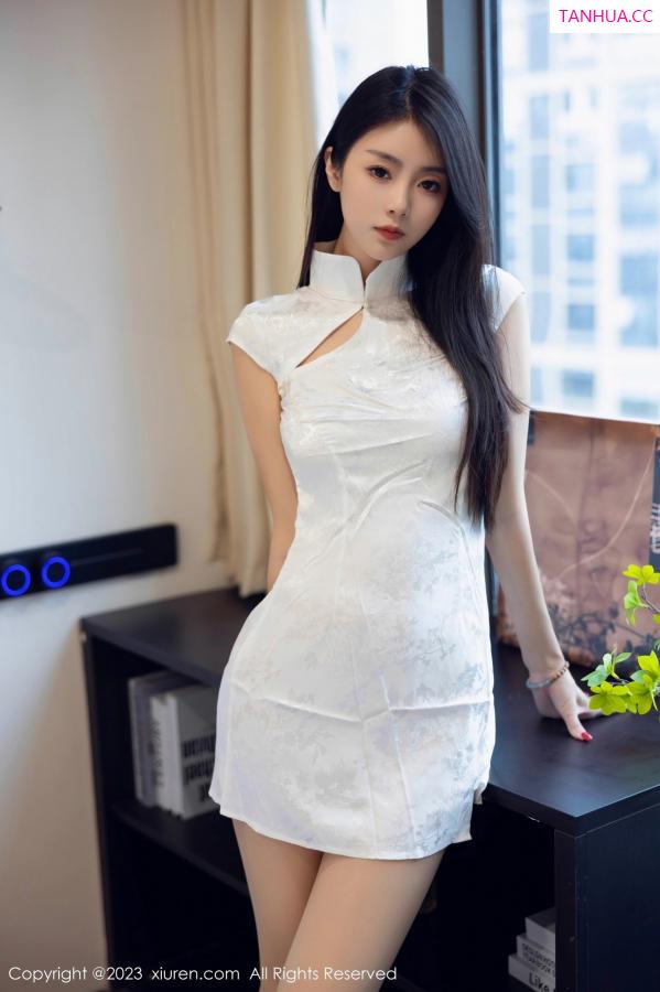 可乐Vicky  [XiuRen]高清写真图 2023.10.11 No.7493 可乐Vicky 美腿旗袍第15张图片